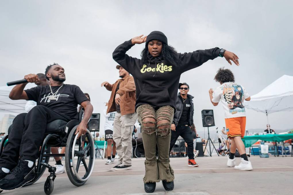 Telice Summerfield (center) dancing on stage with Keak Da Sneak (left) in Oakland.